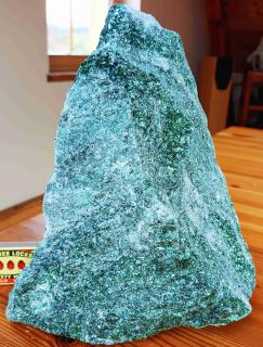 Fuchsit 7 kg - obří se smaragdově třpytivými krystaly, velmi estetický tvaru  Velký kvalitní přírodní dekorativní kámen. | Rovná základna pro…