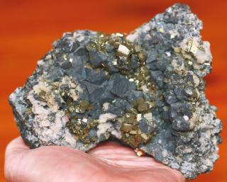 Galenit, Pyrit, Chalkopyrit, Sfalerit a Křišťál 1,3 kg - úchvatná kombinace třpytivých sulfidů posetých krystalky křišťálu   Kámen stability, vnitřní…