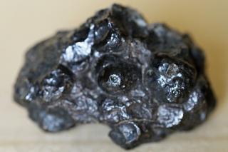 Hematit - přírodní, s lesklými  ledvinkami  - Kámen odvahy, sebedůvěry a sebeprosazení. 107 g  Přírodní hematit (krevel). 5,7 x 3,6 x 3,1 cm. Brazílie