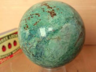 Jaspis zelený - koule ø 6,5 cm | 276 g, jemně broušená. Dodáváno se stojánkem  Přírodní kvalitní dekorativní kamenná koule. Madagaskar. 276 g
