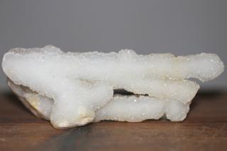 Křišťál krápník 13,2 cm - jemné třpytivé krystaly narostlé na dlouhých chalcedonech  Dekorativní přírodní křišťál. 212 g. Indie
