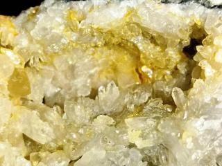 Křišťál z ČR 539 g -  skalní obydlí  - třpytivé krystaly vyplňující dutiny v různých velikostech a zabarvení  České Republika (Těškov). 11,9 x 8,2 x…