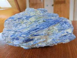 Kyanit modrý (Disten) 1,03 kg - velký, přírodní, surový. Umístitelný do více poloh  Ochrana, Harmonie, Psychická vyrovnanost, Klid, Kreativita. 14,8 x…
