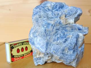 Kyanit modrý (Disten) 1,15 kg - s velkými krystaly, přírodní, surový. Umístitelný do více poloh  Ochrana, Harmonie, Psychická vyrovnanost, Klid,…