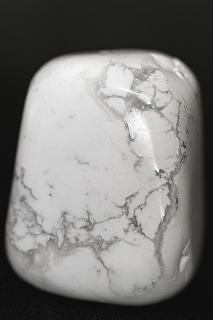 Magnezit (Howlit) - broušený, XXL (masáže, talisman, dekorace). 95 g  Brazílie. 4,5 x 3,5 x 2,8 cm