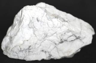 Magnezit (Howlit) - přírodní, surový, dekorativní. 658 g  Feng Šuej kámen čistoty, harmonie a klidu. 12,8 x 7 x 6 cm. Brazílie