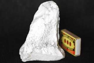 Magnezit (Howlit) - přírodní, surový, dekorativní. 718 g  Feng Šuej kámen čistoty, harmonie a klidu. 11,1 x 8,6 x 7 cm. Brazílie