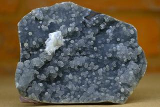 Modrý chalcedon 1,25 kg -  bublinkový  s krystalem apofylitu, extra kvalitní  posvátný zeolit z Indie   Mistrovský akášický krystal . Dodáváno se…