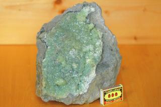 Prehnit - velký (5,1 kg!), vzácný dekorativní přírodní  Kámen čisté mysli  s třpytivými krystaly na hornině  Dekorativní, samostatně stabilní bez…