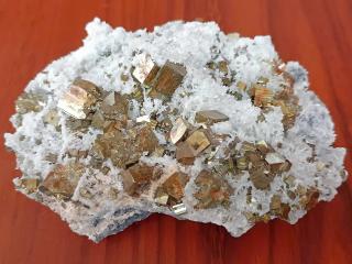 Pyrit, Chalkopyrit, Křišťál -  třpytivá kombinace 551 g.  Kámen stability, vnitřní síly a životní motivace .  Přírodní dekorativní sulfid. Bulharsko.…