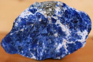 Sodalit - přírodní, top tmavě modrý |  Kámen sebevyjádření, komunikace a porozumění . 1,03 kg  Surový, dekorativní, extra kvalitní. Namibie. 13,1 x…