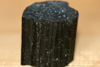 Turmalín černý (skoryl) - kvalitní, lesklý, postavitelný na výšku. 77 g  Přírodní, neupravený. Brazílie. 5,1 x 3 x 2,5 cm