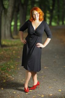 Klasické šaty Alexa Bellazu s hlubokým výstřihem a 3/4 rukávem v různých barvách Barva: černá, Délka: 105 cm, Velikost: 38