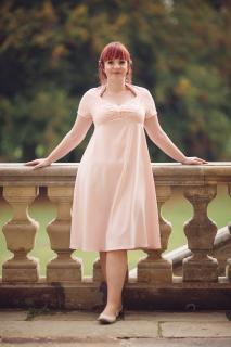 Krajkové šaty Brigitte s hladkou sukní Barva: pudrová, Velikost: 48
