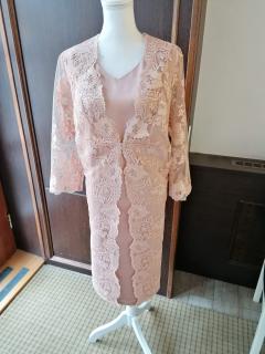 Krásné šaty Luxury s kabátkem z portugalské krajky pudrově růžové Barva: pudrová