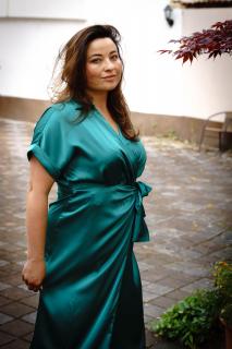 Saténové zavinovací šaty Joseline Barva: petrolejová, Velikost: 38