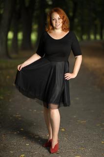 Společenské šaty Charlotta Bellazu s lodičkovým výstřihem a jemnou splývavou sukní Barva: černá, Materiál: viskóza, Velikost: 36/38