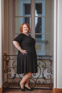 Společenské šaty Lubica Bellazu s kulatým výstřihem v různých barvách Barva: černá, Velikost: 40