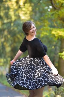 Společenské šaty Vanessa Bellazu s jemnou splývavou šifonovou sukní žirafa - LIMITKA Barva: černá, Materiál: viskóza, Velikost: 38