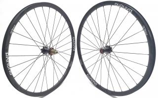 1146g Karbonová zapletená kola PANCHOWHEELS PRIDE 29, náboje Extralite, Sapim CX Ray