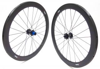 1275g Karbonová disc galusková kola WR Compositi R28  T51-W Alpha, náboje Tune KillHill/ClimbHill Road, Sapim CX Ray Typ ořechu: SRAM XDR