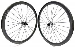 1335g Karbonová cyklokrosová galusková zapletená kola DUKE BACCARA 36T DISC CX-MACHINE, DT Swiss 350 straightpull road disc, Sapim CX Ray Typ ořechu:…
