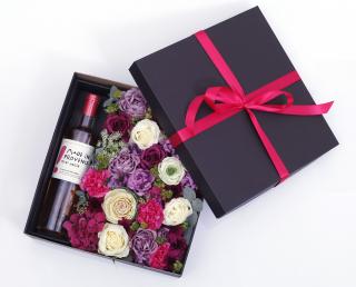 Květinová krabice s fialovými květy v dárkové kazetě