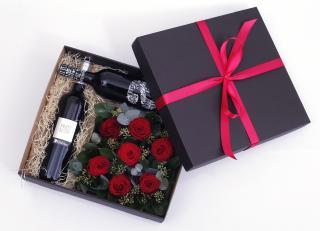 Květinová krabice s rudými růžemi v dárkové kazetě