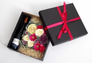 Květinová krabice s růžovými květy v dárkové kazetě