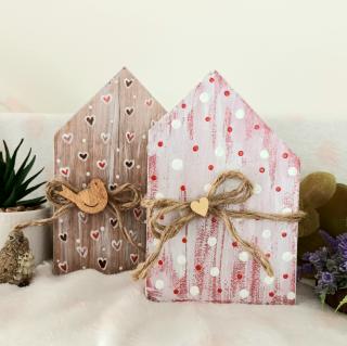 Dřevěný domeček malovaný Puntíkatý - růžový (Růžový domeček s puntíky k dekoraci)