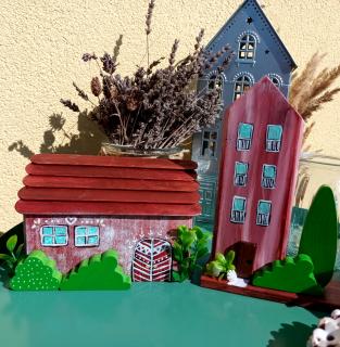 Vesnický domeček růžový nízký (Dřevěný domeček malovaný)
