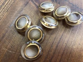 Béžový knoflík se zlatým prstencem, 18mm Velikost: 18mm