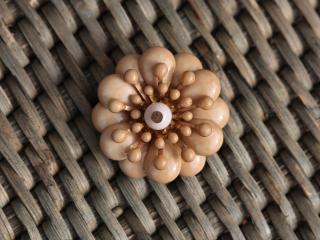 Béžový knoflík ve tvaru květiny Velikost: 28mm