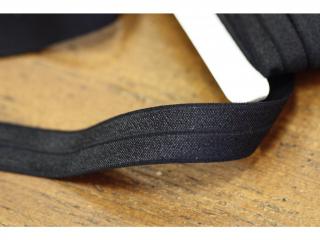 Černá lesklá jemná guma - lemovka, 20 mm