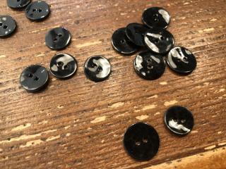 Černý dvoudírkový perleťový knoflík Velikost: 15mm