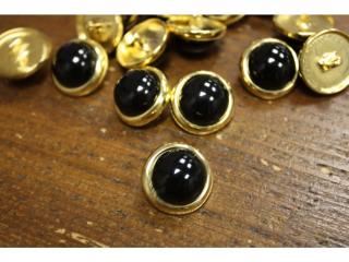 Černý knoflík-bochánek se zlatým prstencem Velikost: 18mm