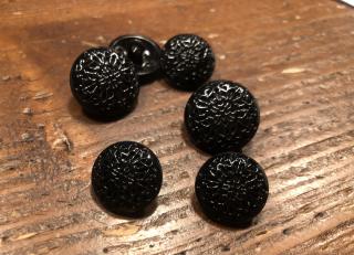Černý kovový knoflík s ornamentem, 15mm a 18mm Velikost: 15,2mm