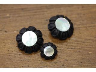 Černý plastový knoflík s perleťovým středem Velikost: 16mm