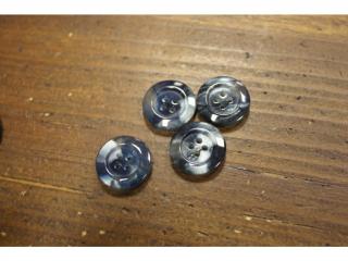 Čtyřdírkový modro-perleťový knoflík Velikost: 20mm