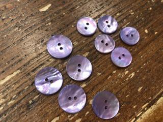 Dvoudírkový perleťový knoflík v světle fialové barvě Velikost: 15mm