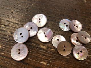 Dvoudírkový perleťový knoflík v světle růžové barvě Velikost: 15mm