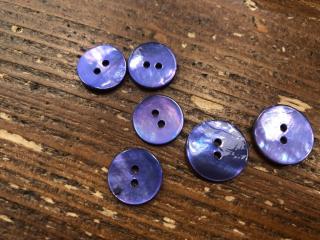 Dvoudírkový perleťový knoflík ve fialové barvě Velikost: 15mm
