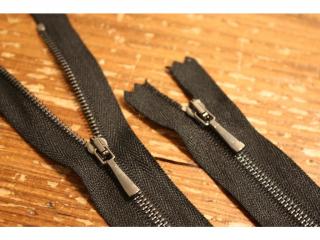 Jemný černý zip s tmavým kovem, různé délky delka zipů: 14 cm