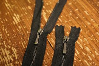 Jemný černý zip s tmavým kovem, různé délky delka zipů: 20 cm