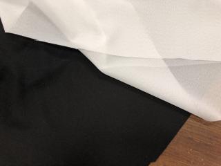 Jemný oboustranně elastický vlizelín, 53g/m2 barvy: černá