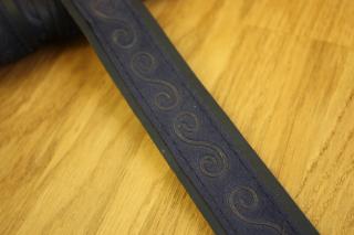 Modrá koženková stuha s ornamentem barvy: modrá