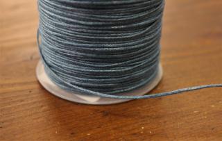 Povoskovaná šňůrka v šedo-modré barvě, 1mm