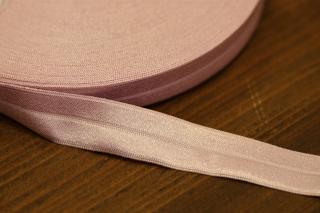 Růžová lesklá jemná guma - lemovka, 19 mm