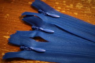 Skrytý zip v královské modré barvě, 20cm  35cm, 55cm delka zipů: 40 cm
