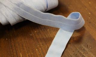 Světle modrá lesklá jemná guma - lemovka, 19 mm
